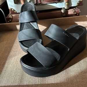 Brooklyn Mid Wedge Crocs